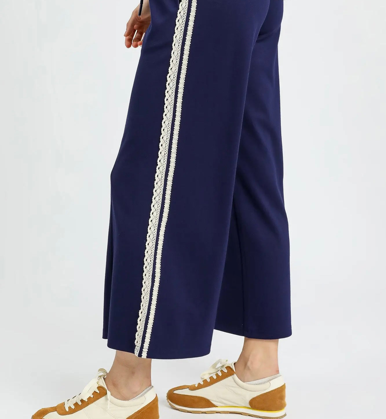 CHIC NAVY LACE CROPPED PANTS