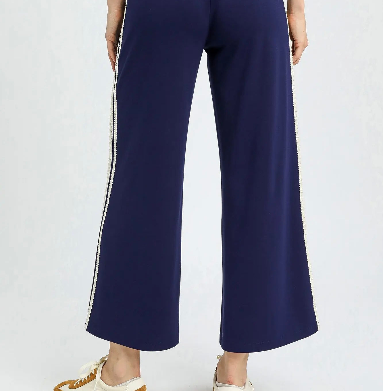 CHIC NAVY LACE CROPPED PANTS